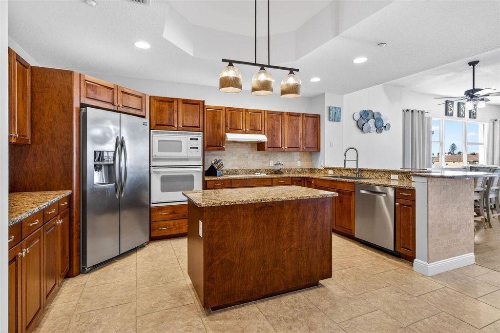 Image 7 of property listing at 17717 GULF BOULEVARD 401, Redington Shores, FL 33708