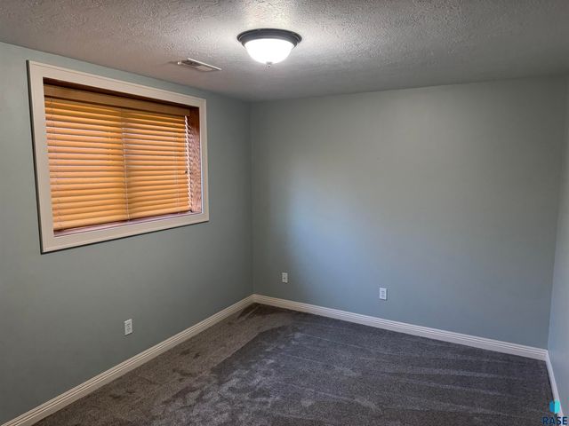 3500 E Apple Blossom Cir Circle, Sioux Falls, SD 57103