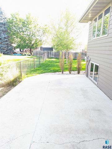 3500 E Apple Blossom Cir Circle, Sioux Falls, SD 57103