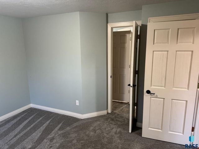 3500 E Apple Blossom Cir Circle, Sioux Falls, SD 57103