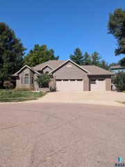 3500 E Apple Blossom Cir Circle, Sioux Falls, SD 57103