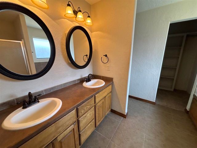 1215 Hershel Dr, Elgin, OK 73538