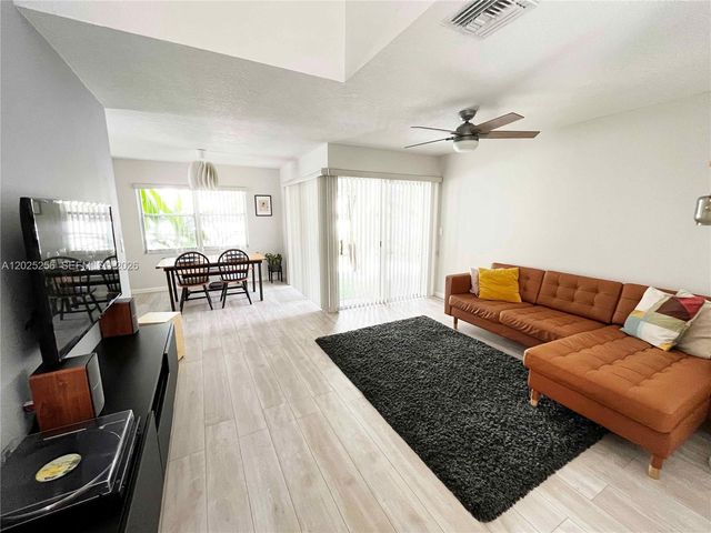 9832 NW 9th Ct, Plantation, FL 33324