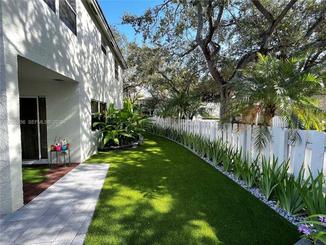 9832 NW 9th Ct, Plantation, FL 33324