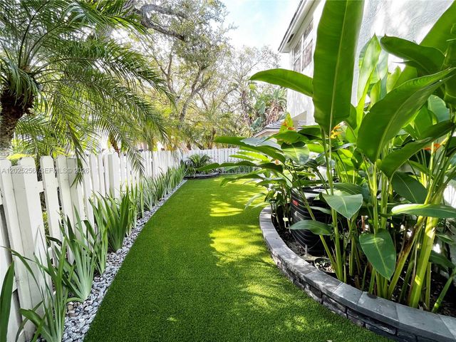 9832 NW 9th Ct, Plantation, FL 33324