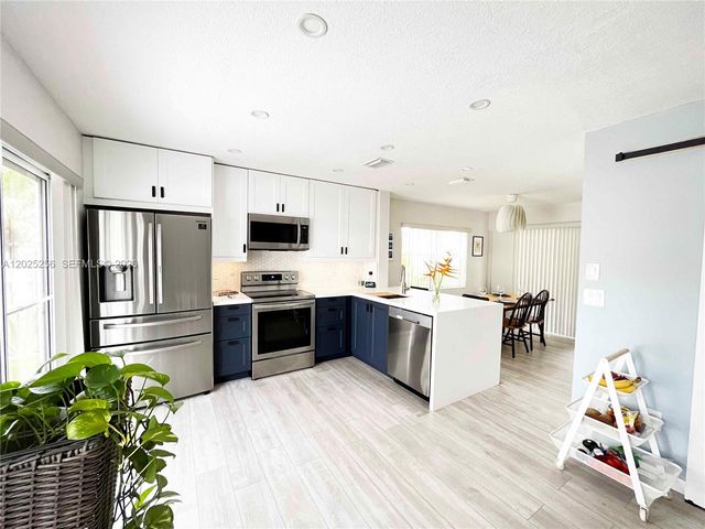 9832 NW 9th Ct, Plantation, FL 33324
