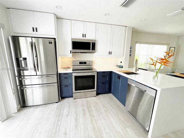 9832 NW 9th Ct, Plantation, FL 33324
