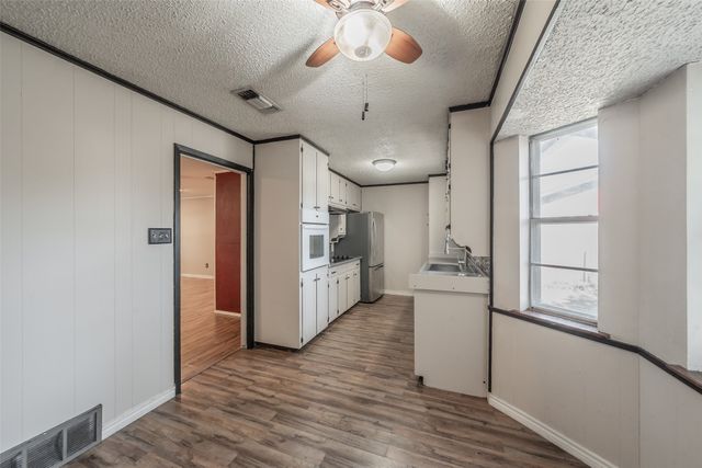 756 NW Wood Street, Burleson, TX 76028