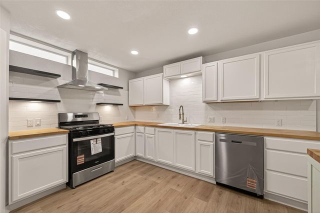 325 Hargett Street, Clute, TX 77531