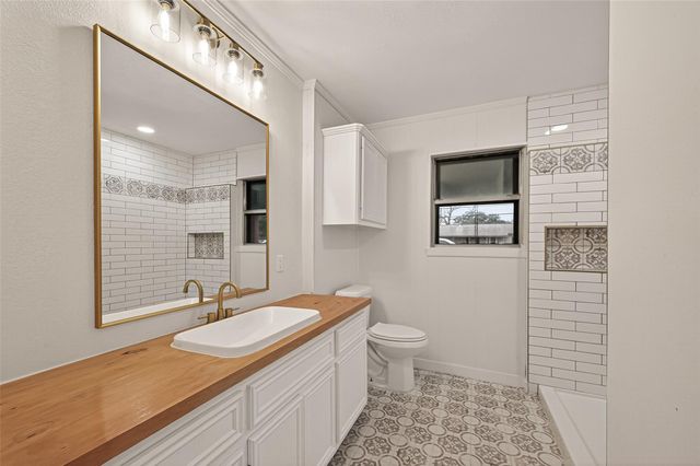 325 Hargett Street, Clute, TX 77531