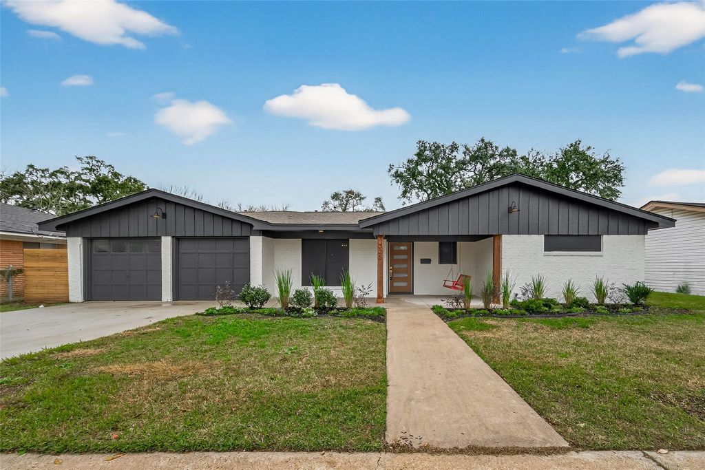 325 Hargett Street, Clute, TX 77531