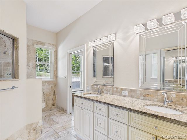 9254 S Deer Park Drive, Homosassa, FL 34446