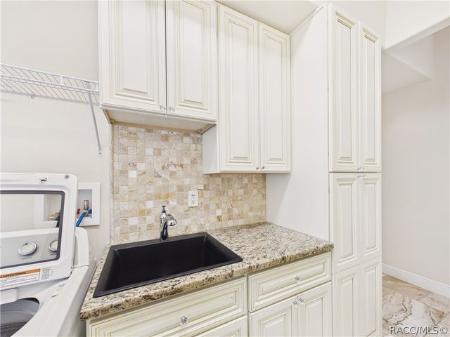 9254 S Deer Park Drive, Homosassa, FL 34446