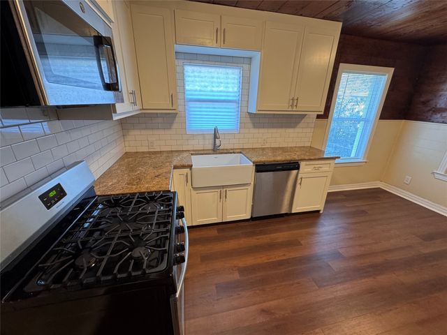 2547 Sharon Street, Dallas, TX 75211