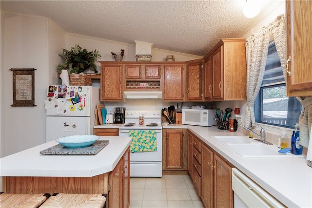 104 Island Dr, Lake City, TX 78368