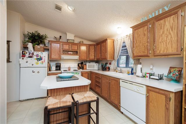 104 Island Dr, Lake City, TX 78368