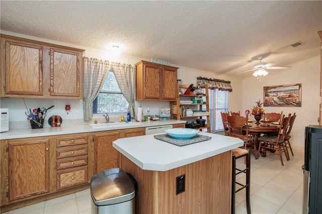 104 Island Dr, Lake City, TX 78368