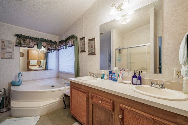 104 Island Dr, Lake City, TX 78368