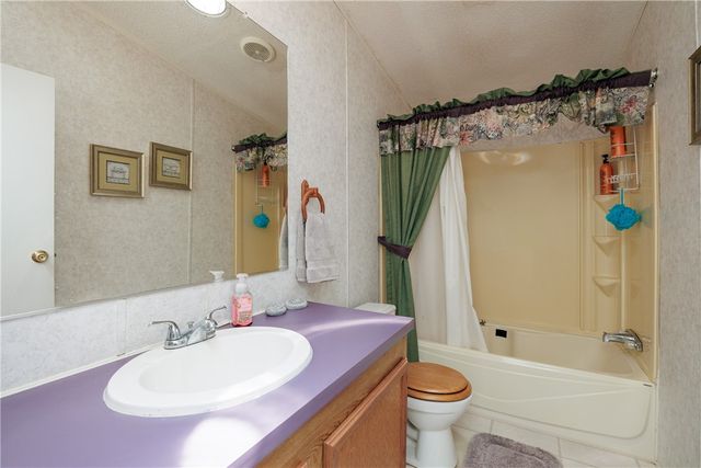 104 Island Dr, Lake City, TX 78368