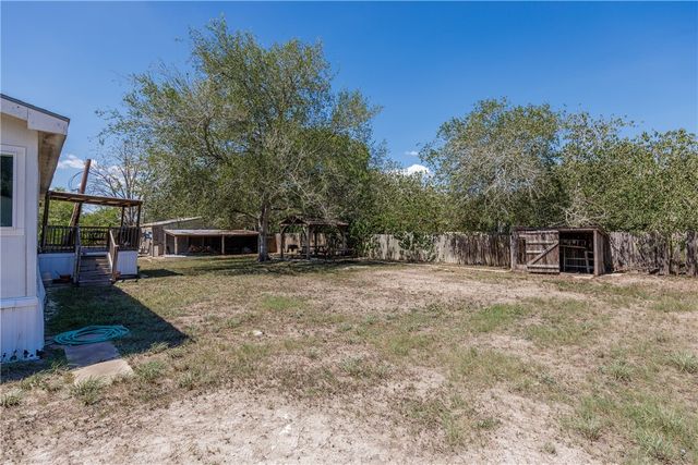 104 Island Dr, Lake City, TX 78368