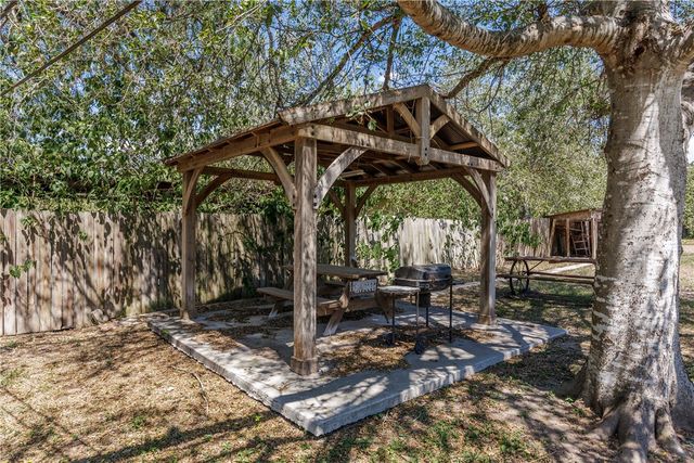 104 Island Dr, Lake City, TX 78368