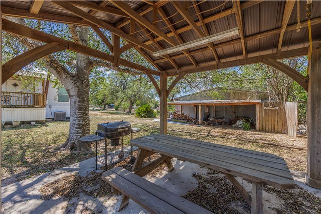 104 Island Dr, Lake City, TX 78368