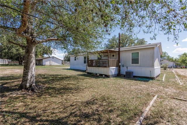 104 Island Dr, Lake City, TX 78368