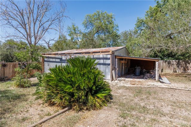 104 Island Dr, Lake City, TX 78368