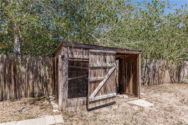 104 Island Dr, Lake City, TX 78368