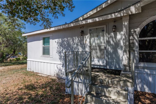 104 Island Dr, Lake City, TX 78368