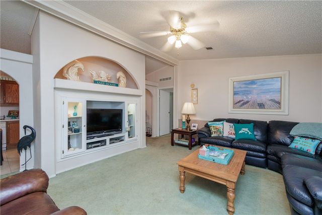 104 Island Dr, Lake City, TX 78368