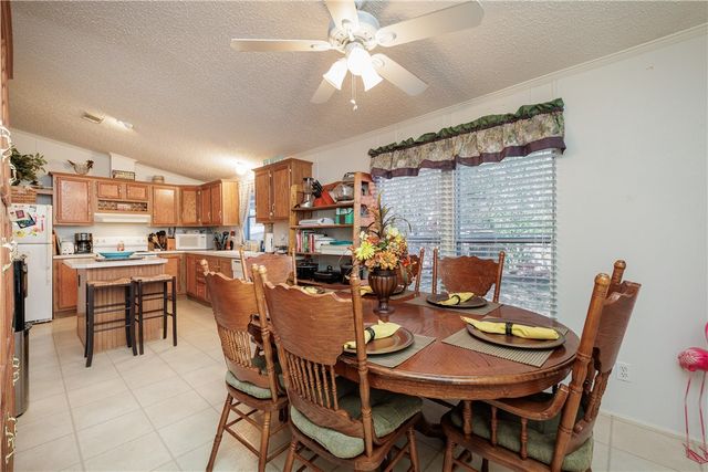 104 Island Dr, Lake City, TX 78368