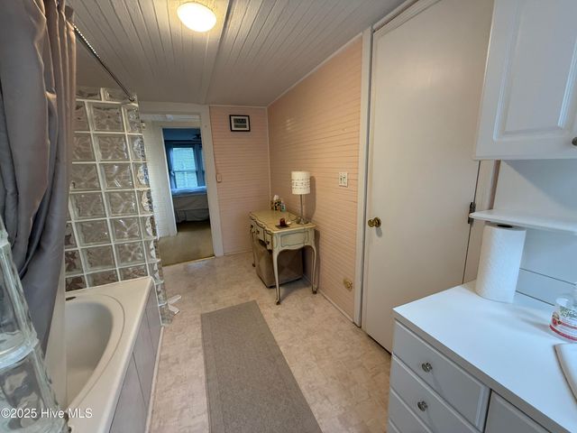 940 White Lake Drive, Elizabethtown, NC 28337