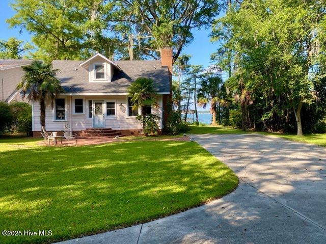 940 White Lake Drive, Elizabethtown, NC 28337