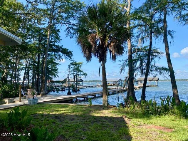 940 White Lake Drive, Elizabethtown, NC 28337