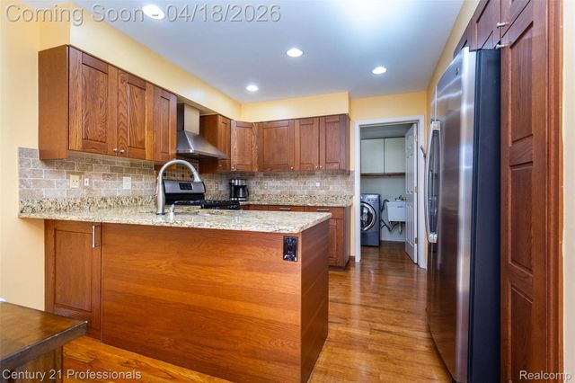 1256 Autumn Drive, Troy, MI 48098