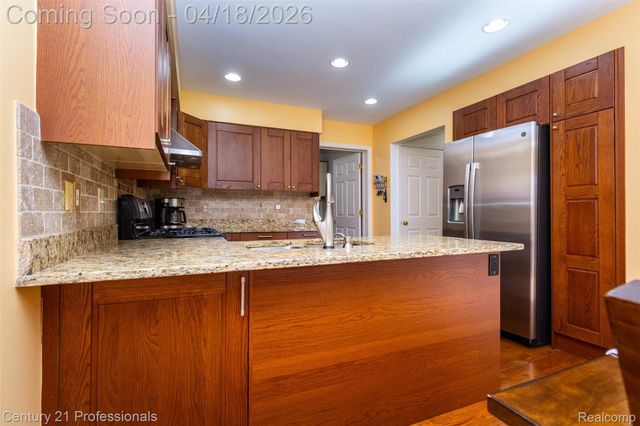 1256 Autumn Drive, Troy, MI 48098