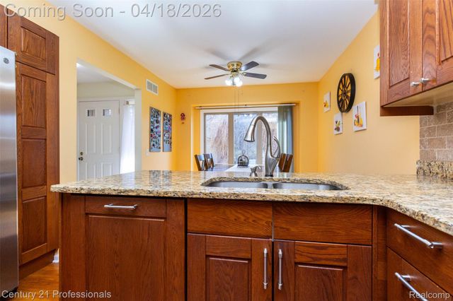 1256 Autumn Drive, Troy, MI 48098