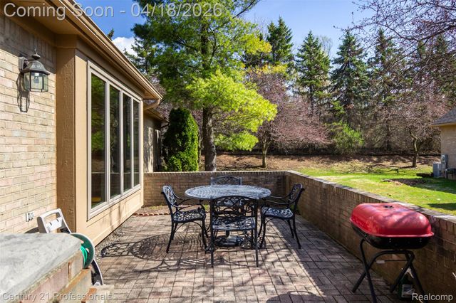 1256 Autumn Drive, Troy, MI 48098