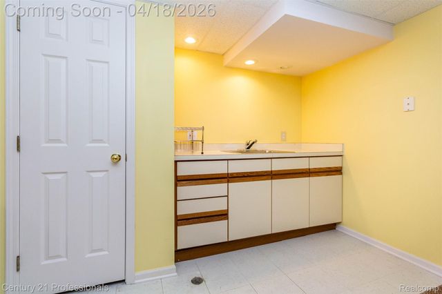 1256 Autumn Drive, Troy, MI 48098