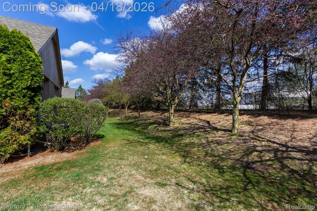 1256 Autumn Drive, Troy, MI 48098