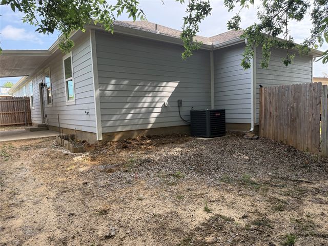 1501 College Street 1503, Grand Prairie, TX 75050