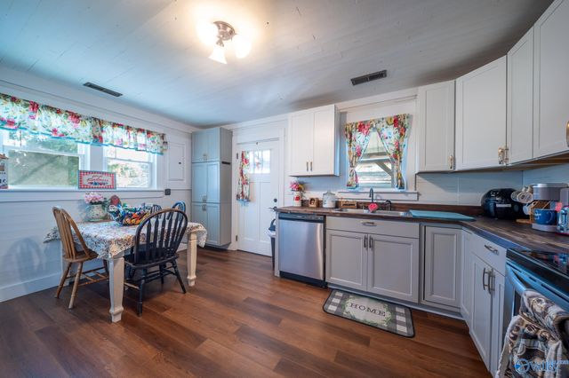 302 Nebraska Avenue, Stevenson, AL 35772