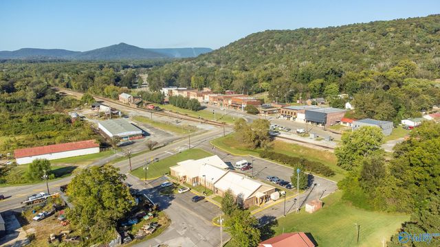 302 Nebraska Avenue, Stevenson, AL 35772