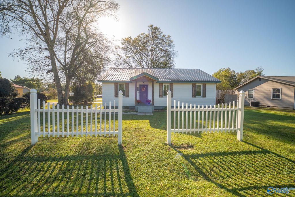 302 Nebraska Avenue, Stevenson, AL 35772