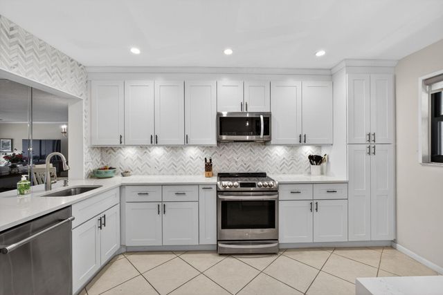 12871 Briarlake Drive 203, Palm Beach Gardens, FL 33418