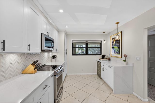 12871 Briarlake Drive 203, Palm Beach Gardens, FL 33418