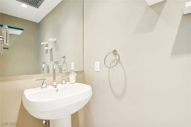 322 Karen Avenue 206, Las Vegas, NV 89109