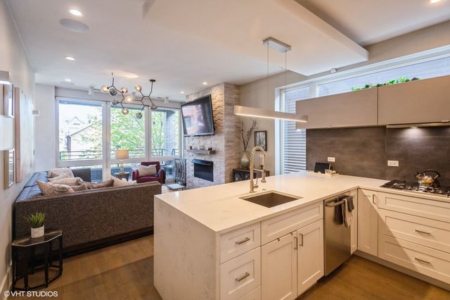 1543 W Augusta Boulevard 2, Chicago, IL 60642