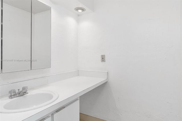 6884 N Kendall Dr C404, Pinecrest, FL 33156